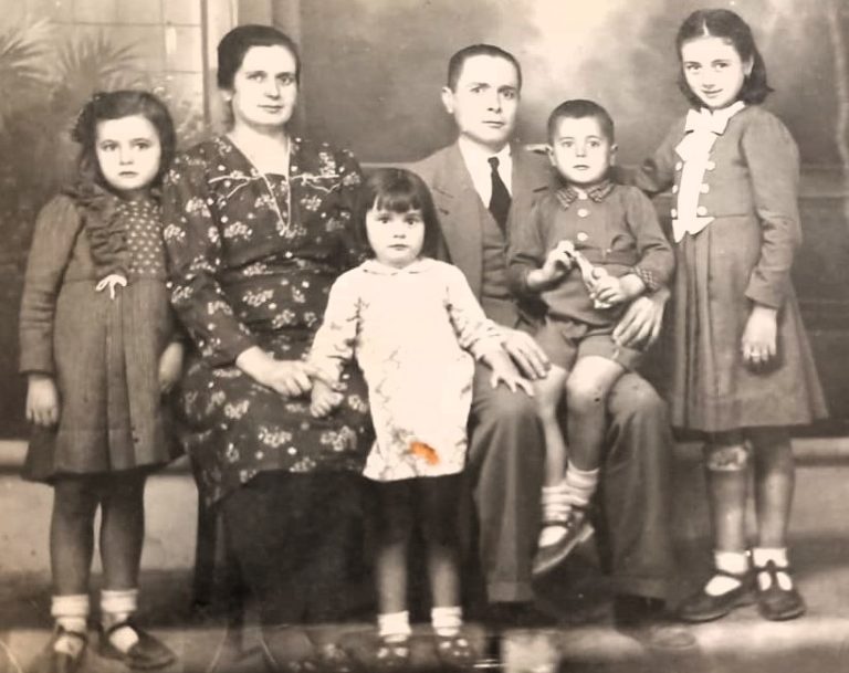 Catalina con sus padres y hermanos