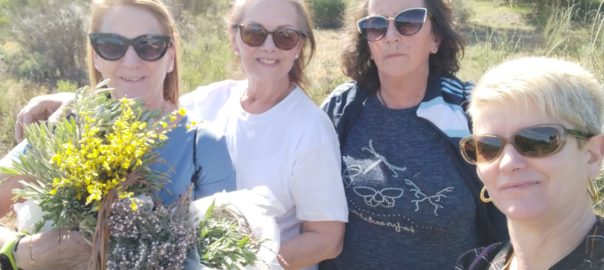 Mujeres de la Asociación recolectando plantas medicinales